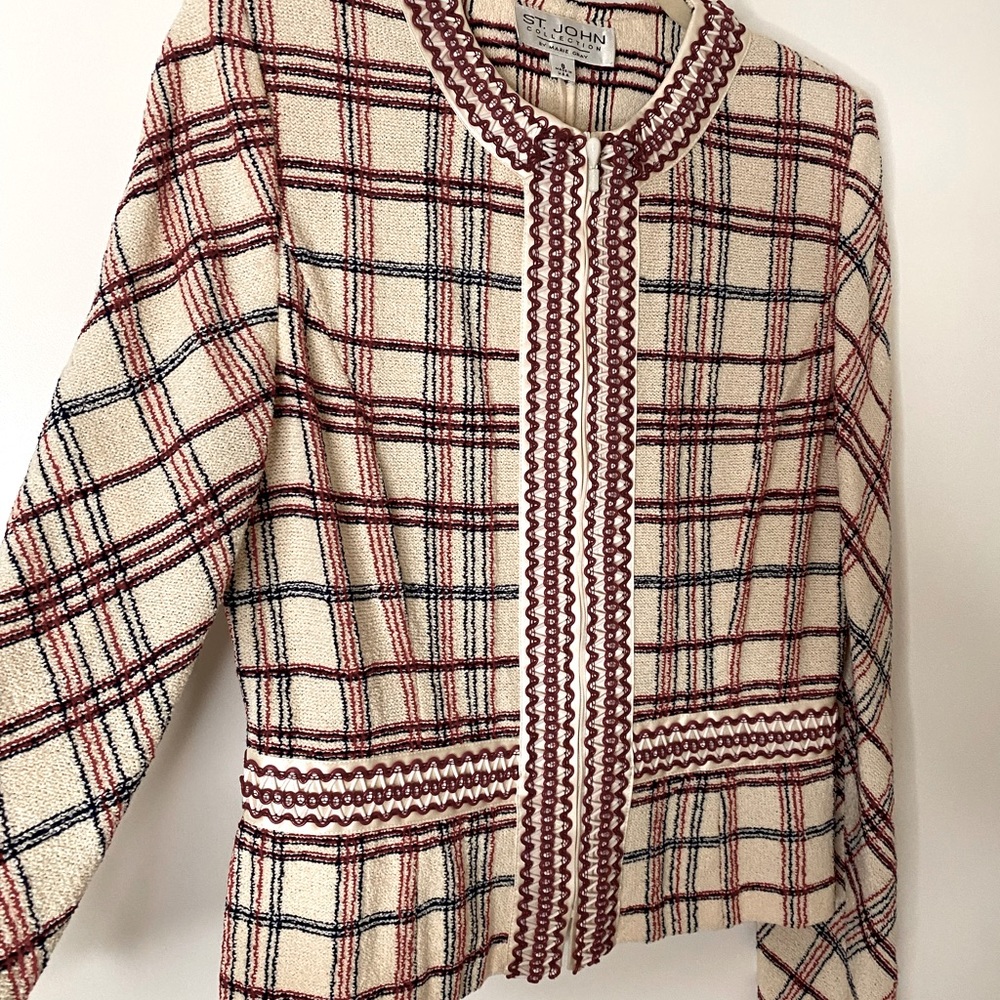 St John suit set. Jacket & Skirt. Size 8